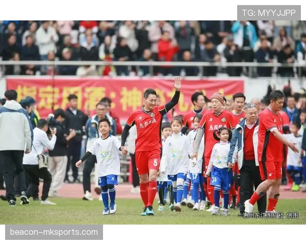 波兰球迷“白红军团”激情助威彰显团结，激励中国球迷共筑足球精神
